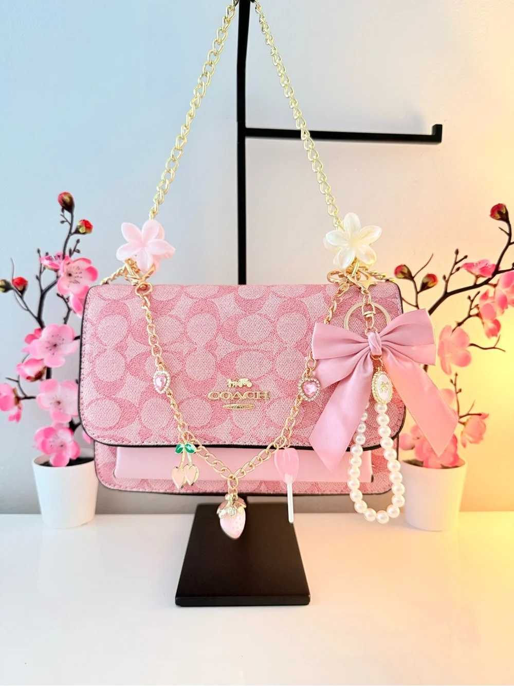 Coach White Shoulder Bag with Gold Chain. Charm. My website: okyslumiere.com 🎀